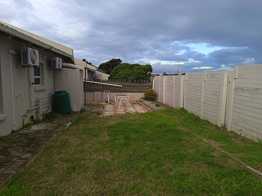 To Let 2 Bedroom Property for Rent in Wavecrest Eastern Cape